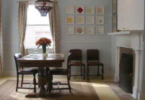 Jingle Bells Square Cottage-Historic District-Bright- Fireplace, Savannah